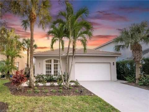 Laurel Lakes Naples Florida Real Estate