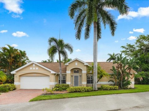 Queens Park Naples Florida Condos for Sale